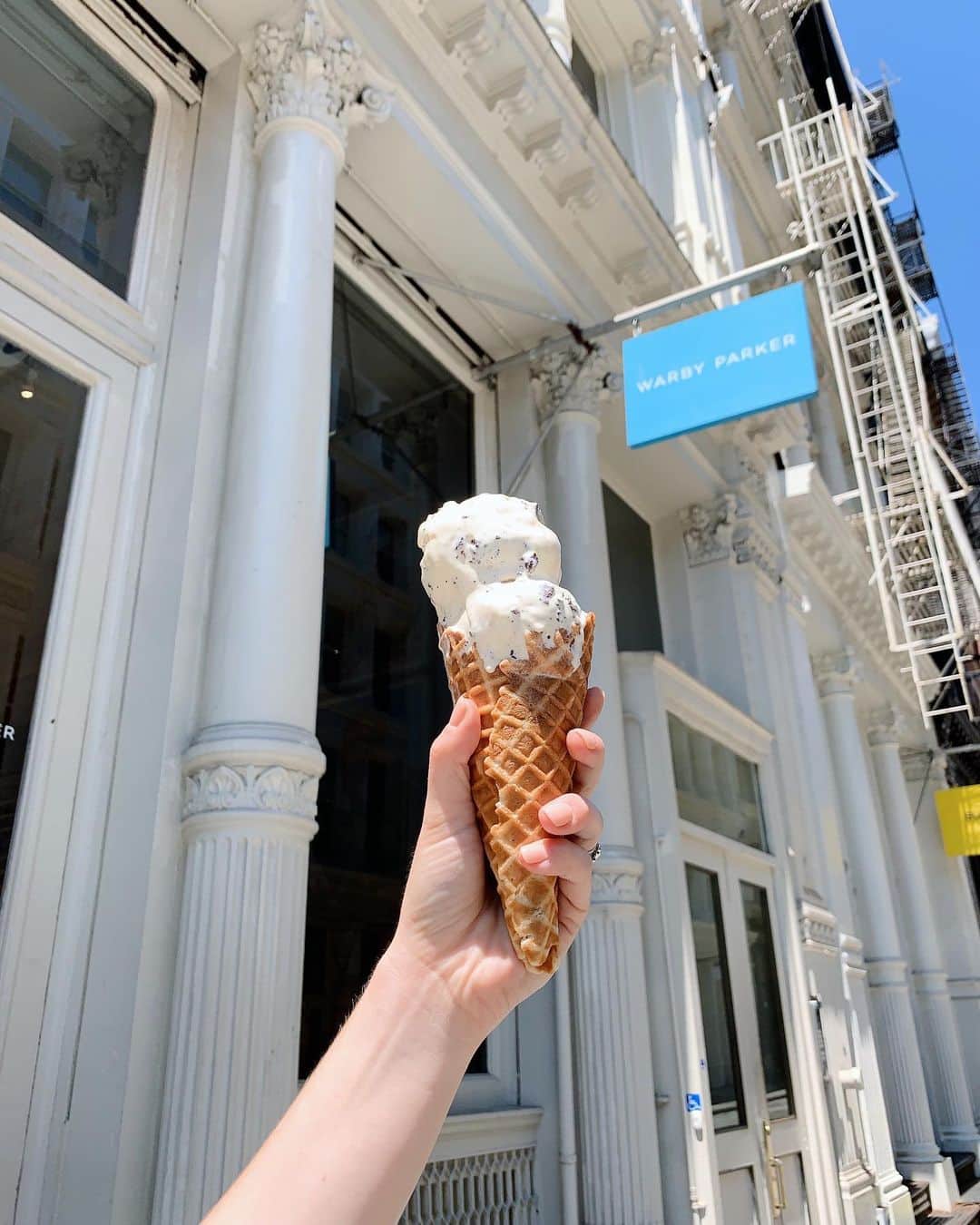 Warby Parkerのインスタグラム：「Happy (early) #nationalicecreamday! This Sunday is the most important dessert-themed holiday of the year and we're celebrating all weekend long. Drop into select locations in Boston, Chicago, Dallas/Fort Worth, D.C., LA, NYC, SF, Seattle or Toronto stores for a scoop while you browse—bring your sweet tooth! 🤗🍦」