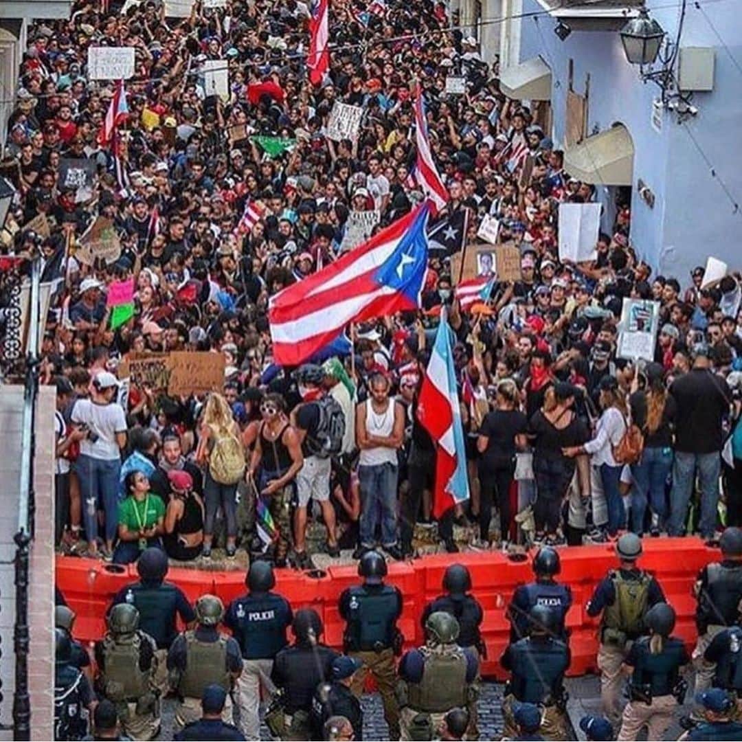 ラ・ラ・アンソニーさんのインスタグラム写真 - (ラ・ラ・アンソニーInstagram)「Our island of Puerto Rico has been through enough! We have had enough!! Even in our darkest hours I’m so proud of my island and so proud to be apart of a generation that will no longer stay silent!! Protest, use ur voice, sign petitions, educate yourself, DEMAND CHANGE & do whatever it takes until #rickyrenuncia 🇵🇷✊🏽 —————————————————- Mi corazon estan con mi pueblo en estos tiempos dificiles. Yo se que hay luz al final del tunnel por que los latinos unidos siempre van a ganar‼️🇵🇷🇵🇷 #yonomedejo #rickyrenuncia」7月20日 1時25分 - lala