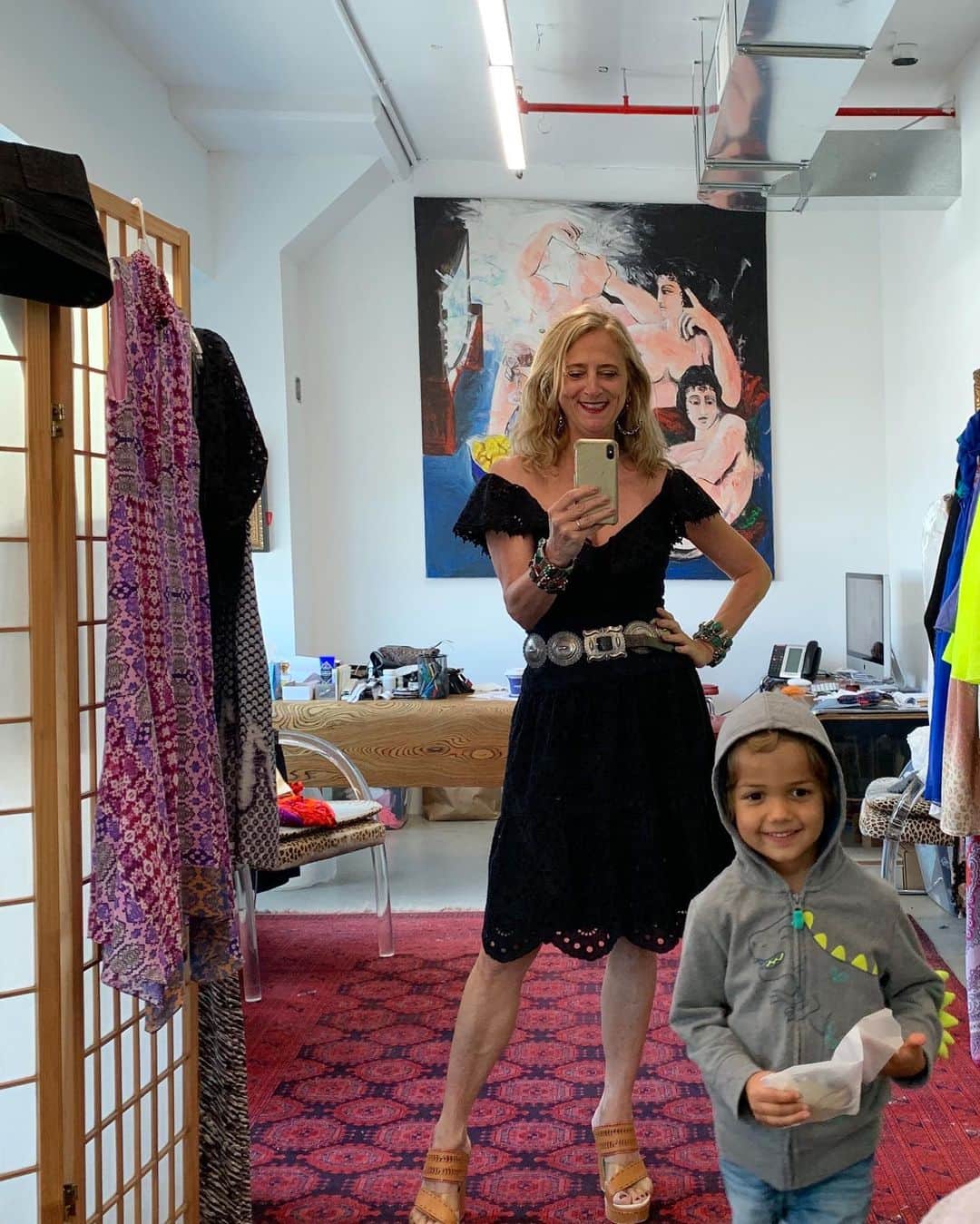 ナネットレポーさんのインスタグラム写真 - (ナネットレポーInstagram)「Cookies and coffee with my special guest... because it’s Friday! #TGIF #TieredEyeletDress #MadeInNYC #MadeInAmerica」7月20日 1時20分 - nanettelepore
