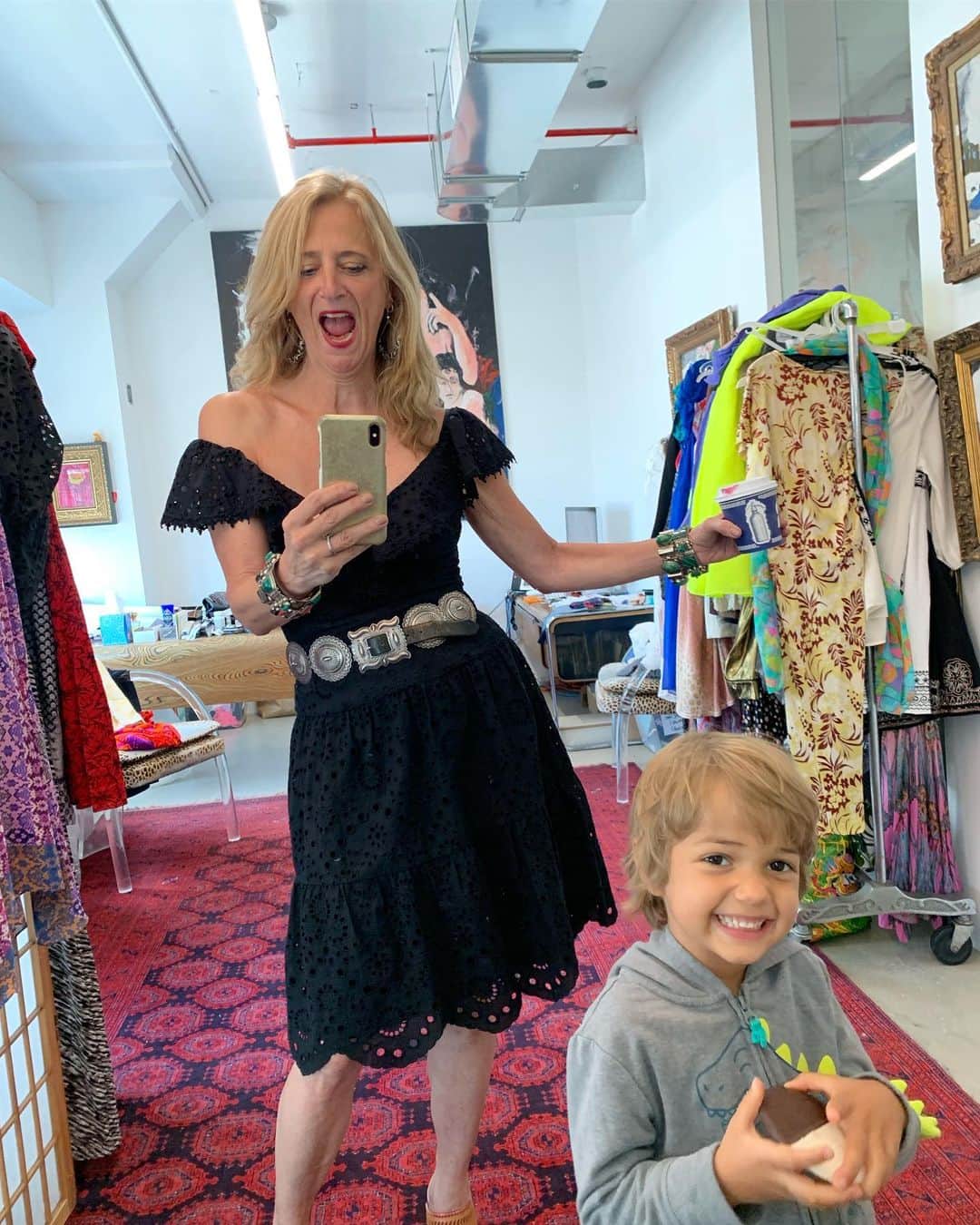 ナネットレポーさんのインスタグラム写真 - (ナネットレポーInstagram)「Cookies and coffee with my special guest... because it’s Friday! #TGIF #TieredEyeletDress #MadeInNYC #MadeInAmerica」7月20日 1時20分 - nanettelepore