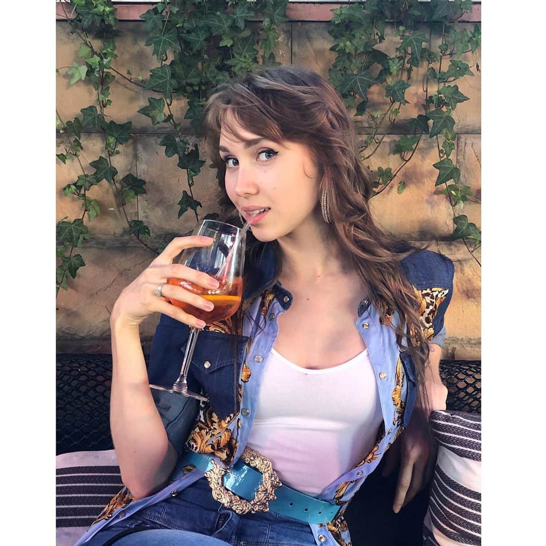 アンジェリーク・アバチキナのインスタグラム：「✨Twinkle, twinkle little star, point me to the nearest bar ✨🍹😂 👍🏼 #Fridayvibes #TGIF #drink #moscow #vacation #weekend #summer #friday #picoftheday」