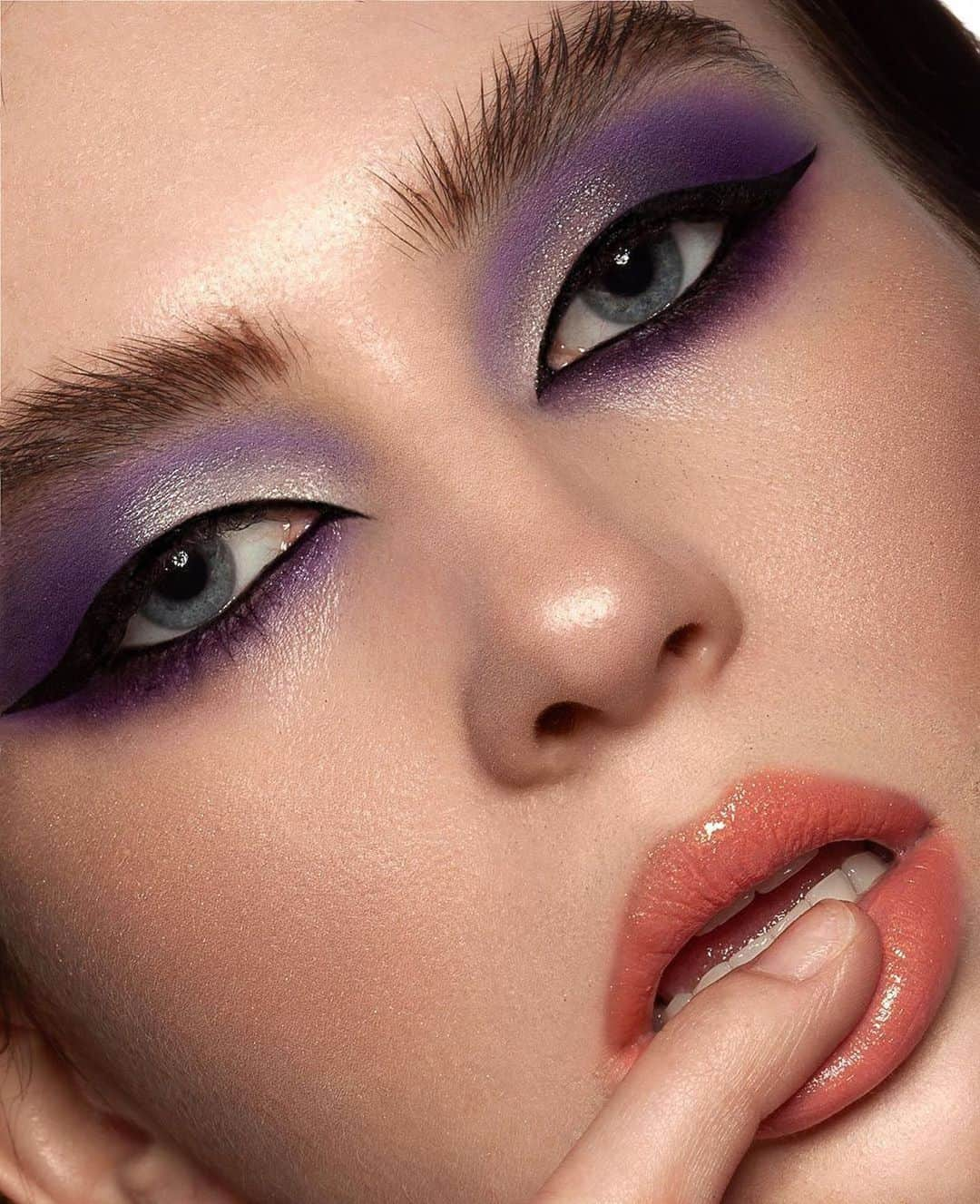 Anastasia Beverly Hillsさんのインスタグラム写真 - (Anastasia Beverly HillsInstagram)「Beautiful makeup by @meaghanwozniaak  BROWS - Dipbrow Pomade in Dark Brown  EYES - Riviera Palette」7月20日 1時21分 - anastasiabeverlyhills