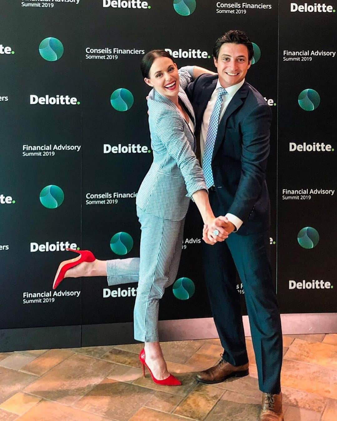 テッサ・ヴァーチュさんのインスタグラム写真 - (テッサ・ヴァーチュInstagram)「When they asked if we’d come and speak, we said we’d be deloitted 💃🏻🕺🏻 . It was a pleasure to connect with so many @deloittecanada employees from across Canada (and Chile!) to discuss how trust, strategic choices, and innovation played a role in our success on the ice. Thanks so much for having us! . ➡️ Swipe to see how some things never change . #VirtueMoir #XXI」7月20日 1時21分 - tessavirtue17