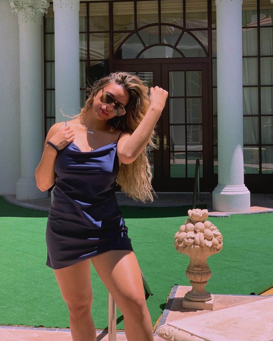 ダイナ・ジェーン・ハンセンのインスタグラム：「Be on the look out. I got a surprise for you this SZN 👀」