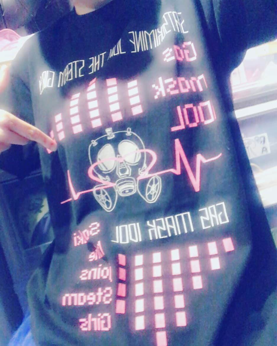 陽向こはるさんのインスタグラム写真 - (陽向こはるInstagram)「私がデザインした咲月ちゃん加入Tシャツ、メンバー分着れてめっちゃ嬉しい！！ ありがとうございます😊  #Tシャツ #デザイン #ガスマスク #スチームパンク」7月20日 1時28分 - coharuhinata