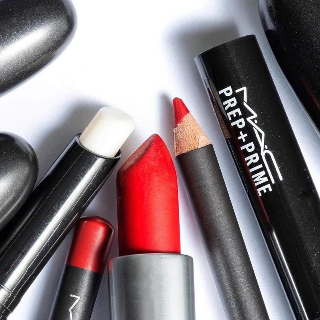 M·A·C Cosmetics Deutschlandさんのインスタグラム写真 - (M·A·C Cosmetics DeutschlandInstagram)「Die Farbe Ruby Woo ist das Rot das wirklich jedem steht! Nicht nur diesen Klassiker gibt es bei uns auch als MINI LIPSTICK im kleineren Format für unterwegs oder zum Probieren und Sammeln — Sondern nun auch 11 neue Farben!!!!! 🖤🥰🙏🏻 #macmini #rubywoo」7月20日 1時29分 - maccosmeticsgermany