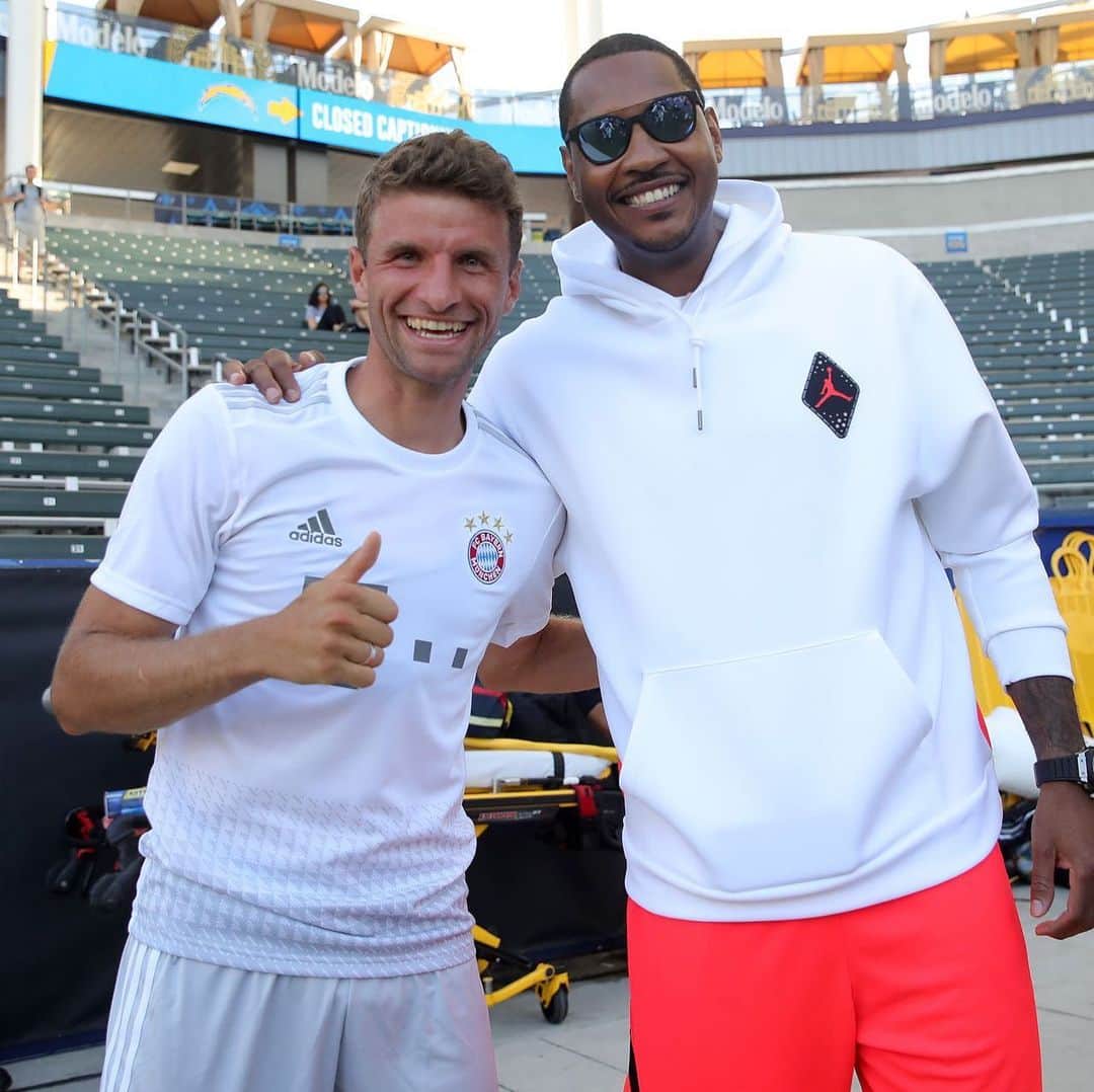 トーマス・ミュラーのインスタグラム：「Such a pleasure to meet @carmeloanthony 🏀 #esmuellert #fcbayern #nba #bundesliga #summertour #fcb #thomasmüller」