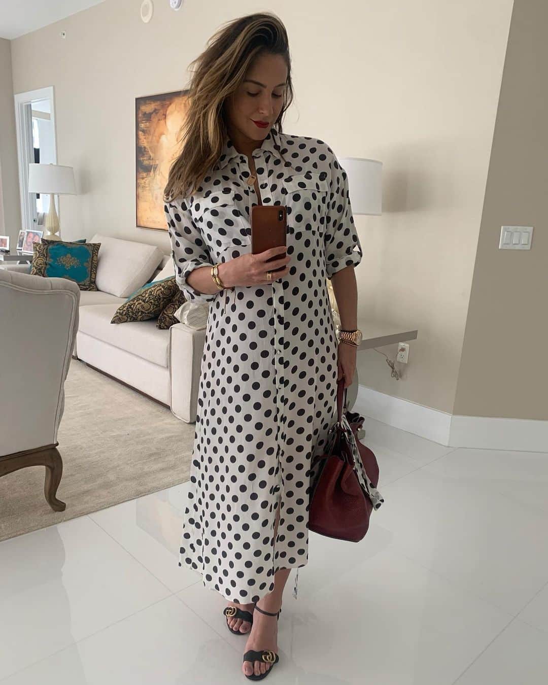 Claudia Leitteのインスタグラム：「🆘 AJUDE-ME!  Look 1: Gasparzinho Empolado em PB Look 2: Canguru sensual dos trópicos  Look 3: Bujãozinho encapado do Vaticano ou Mestre dos Magos da Bahia  Escolha já o seu favorito para que eu possa repetir nesta sexta, porque esses são alguns dos poucos looks que ainda cabem no meu corpinho de anjo barroco! Obrigada e volte sempre!」