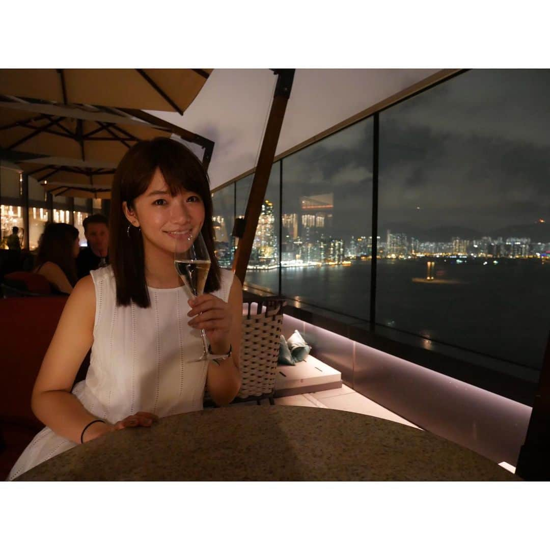 川村茉由さんのインスタグラム写真 - (川村茉由Instagram)「いつの日かの…🍸 素敵な景色見ながらのシャンパン 最高すぎる🤩 * * 今は1日ファスティングで 2キロ落ちたので、 食べるのが怖くなっている😱 1日でもファスティングすると 胃が小さくなって少しでも お腹いっぱいになるからいい感じ！ * #hongkong #northpoint #trip #travel #happy #vicontheharbour #love #like #bar #instagood #follow #me #香港 #北角 #夜景 #100万ドルの夜景」7月20日 1時31分 - mayupi_k