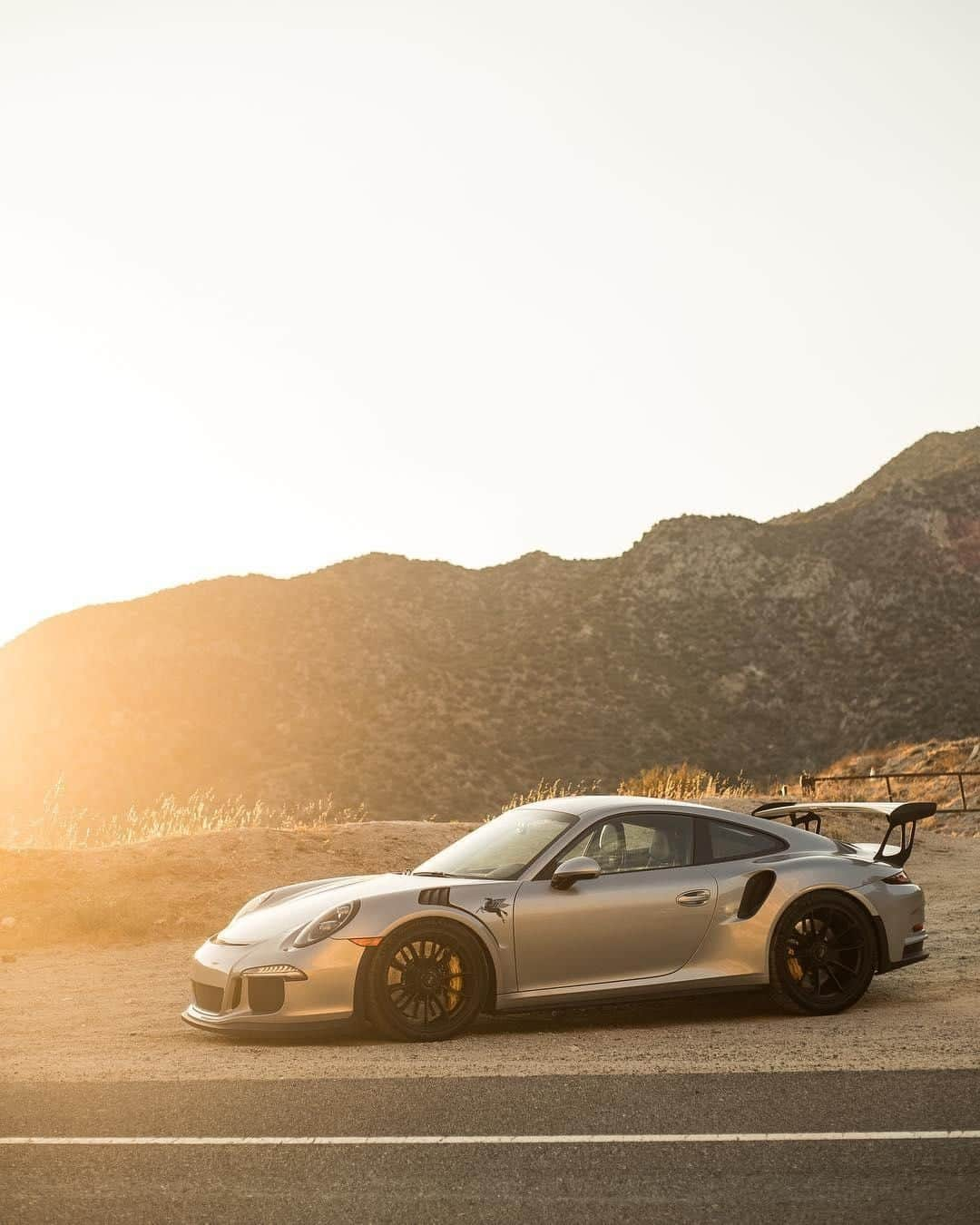 Porscheさんのインスタグラム写真 - (PorscheInstagram)「A high-revving racer at high altitude. #PorscheMoment #Porsche #GT3RS (📸: @oli.coulthard) -- Combined fuel consumption in accordance with EU 6: 911 GT3 RS: 13,2 l/100 km; CO2 emissions: 303 g/km」7月20日 1時35分 - porsche