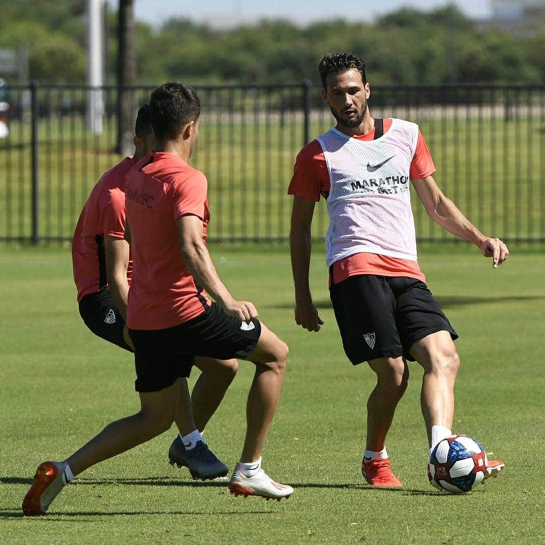 セビージャFCさんのインスタグラム写真 - (セビージャFCInstagram)「⚽️ One last training session in Texas! 🇺🇸👋🏻 #SevillaFCUSTour #WeareSevilla」7月20日 1時45分 - sevillafc