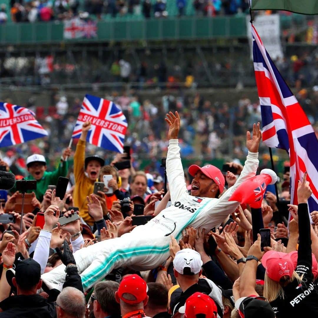 F1さんのインスタグラム写真 - (F1Instagram)「Got that #FridayFeeling? 😄 . How do you spend your non-F1 race weekends? . #F1 #Formula1 #BritishGP #FBF #LewisHamilton @lewishamilton @mercedesamgf1」7月20日 1時50分 - f1