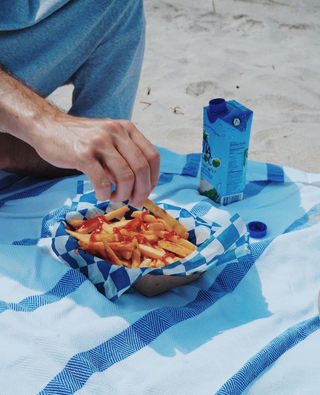 Vita Coco Coconut Waterのインスタグラム：「Happy FryDay!」
