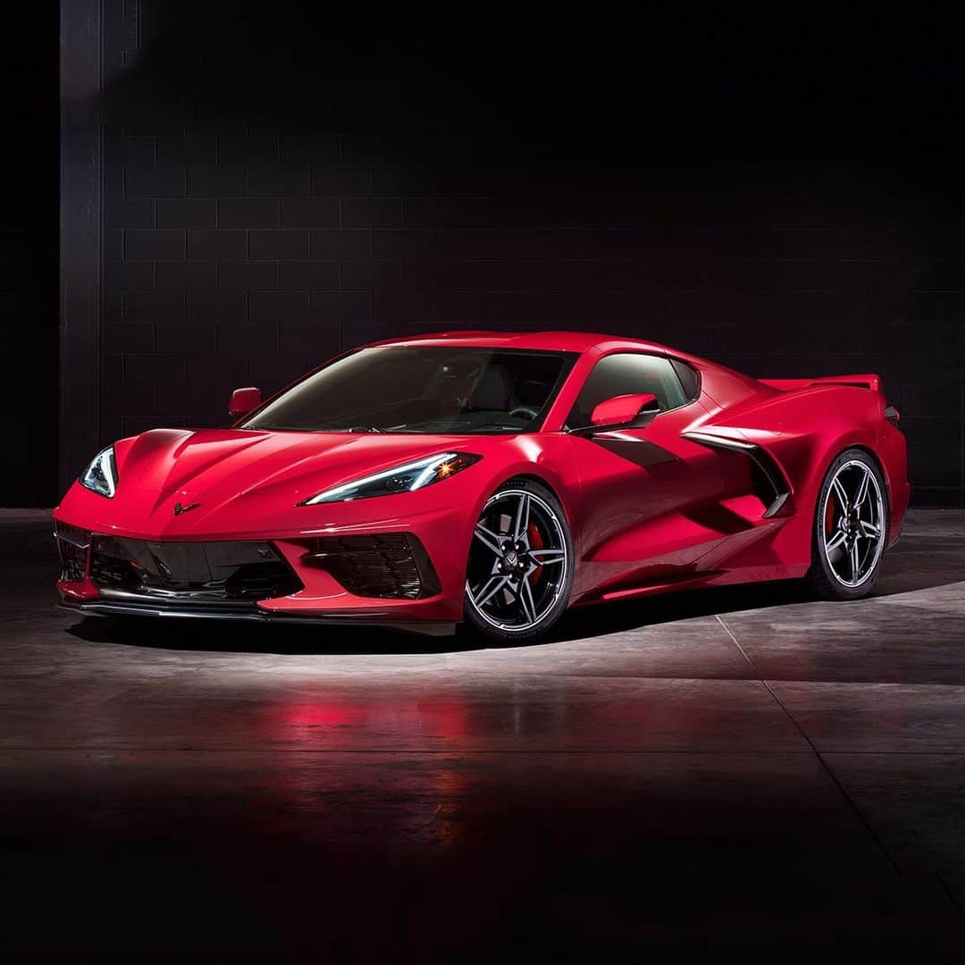 HYPEBEASTさんのインスタグラム写真 - (HYPEBEASTInstagram)「#hypeAF: @chevrolet unveils its all-new 2020 C8 Corvette Stingray. Utilizing a mid-engined layout for the first time ever, the new supercar replaces manual transmission with touchscreen technology and boasts a 6.2-liter V8 engine that pumps out 490 hp. Prices starting around $60,000 USD. Photo: @corvette」7月20日 2時00分 - hypebeast