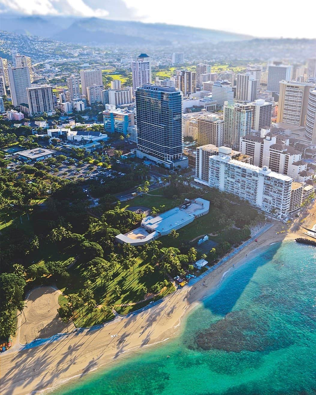 トランプ・ホテルさんのインスタグラム写真 - (トランプ・ホテルInstagram)「Congratulations to @TrumpWaikiki on being named one of the ‘Top 15 Resort Hotels In Hawaii’ by @TravelandLeisure 🌺 #WorldsBestAwards #TLWorldsBest」7月20日 1時52分 - trumphotels