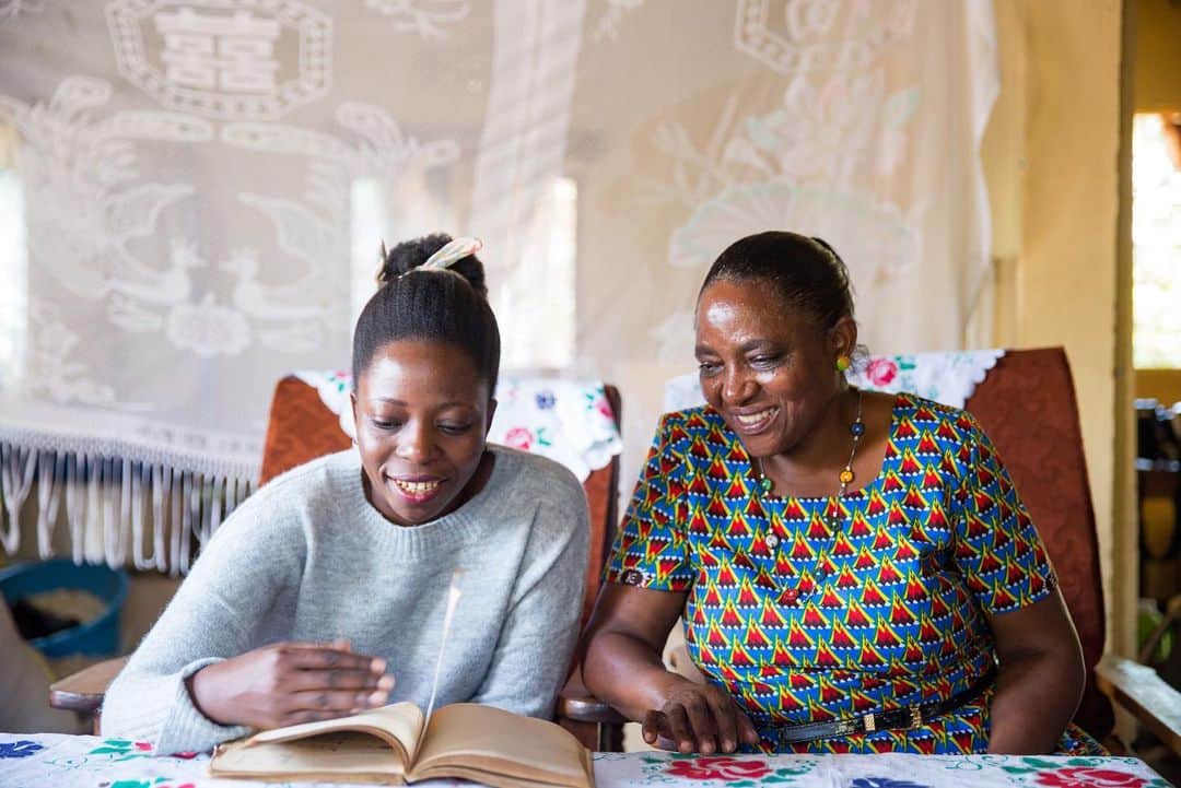 のインスタグラム：「One little girl’s childhood dream helped transform emergency medicine in Tanzania. Meet Dr. George.  With assistance from Abbott and the Abbott Fund, she’s inspiring future generations of ER doctors in Tanzania. #abbott #lifetothefullest #ItAllAddsUp #Tanzania #doctors #dreambig #inspiration #womeninhealthcare」