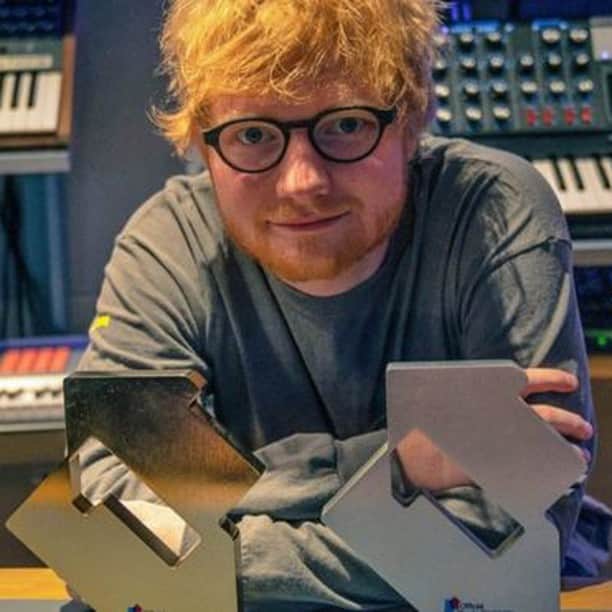 BBC Radioさんのインスタグラム写真 - (BBC RadioInstagram)「Ed Sheeran has smashed it. 🙌👏🙌👏🙌👏 He's gone to numbers one, three and four in the UK @officialcharts, with Beautiful People featuring @thegr8khalid topping the chart. 🤯」7月20日 2時04分 - bbcradio1