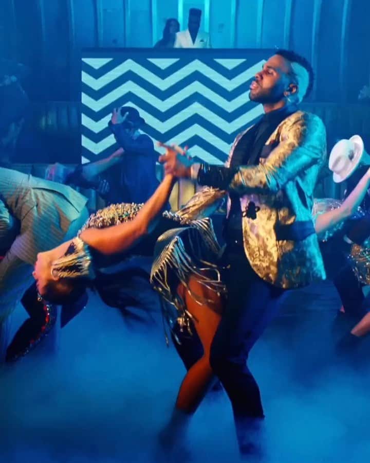 ジェイソン・デルーロのインスタグラム：「What’s your favorite part in the #MAMACITA Music Video? Mine is when I spin @theemmaslater on my neck, shit was crazy 💃🏽🕺🏽」