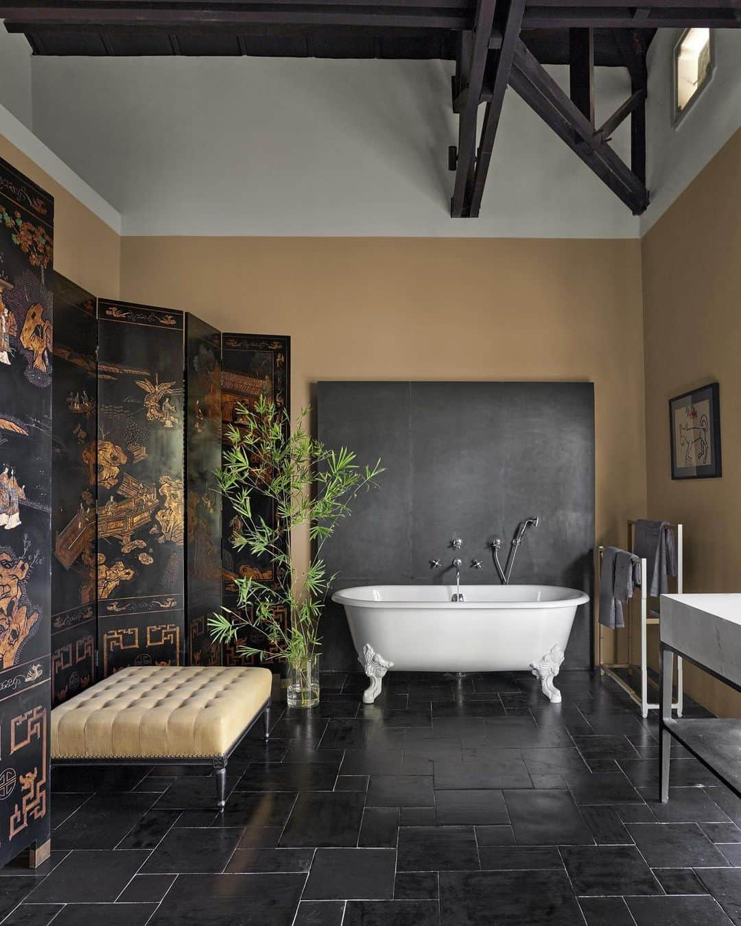 ELLE DECORさんのインスタグラム写真 - (ELLE DECORInstagram)「When @caumontinteriors was commissioned to renovate and redesign a once-decrepit home in the countryside of Vietnam, he scoured Vietnamese antiques shops for choice finds, including the seven-panel lacquered screen in the master bath. Link in bio for the full tour, as seen in our July/August 2019 issue. Photo: @richardpowersphoto, Produced by Anita Sarsidi.」7月20日 2時17分 - elledecor