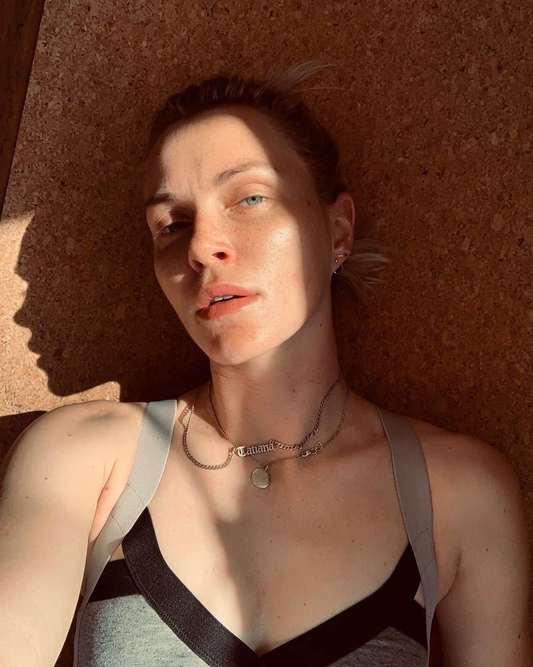フィービー・ダールのインスタグラム：「Listening to what my body needs right now - working out, eating healthy and meditating. ✨ Aligning spirit body and mind feels so good, and something that I’ve been neglecting. It’s time to return home.  Daily yoga practice on my @42birdscork mat.」