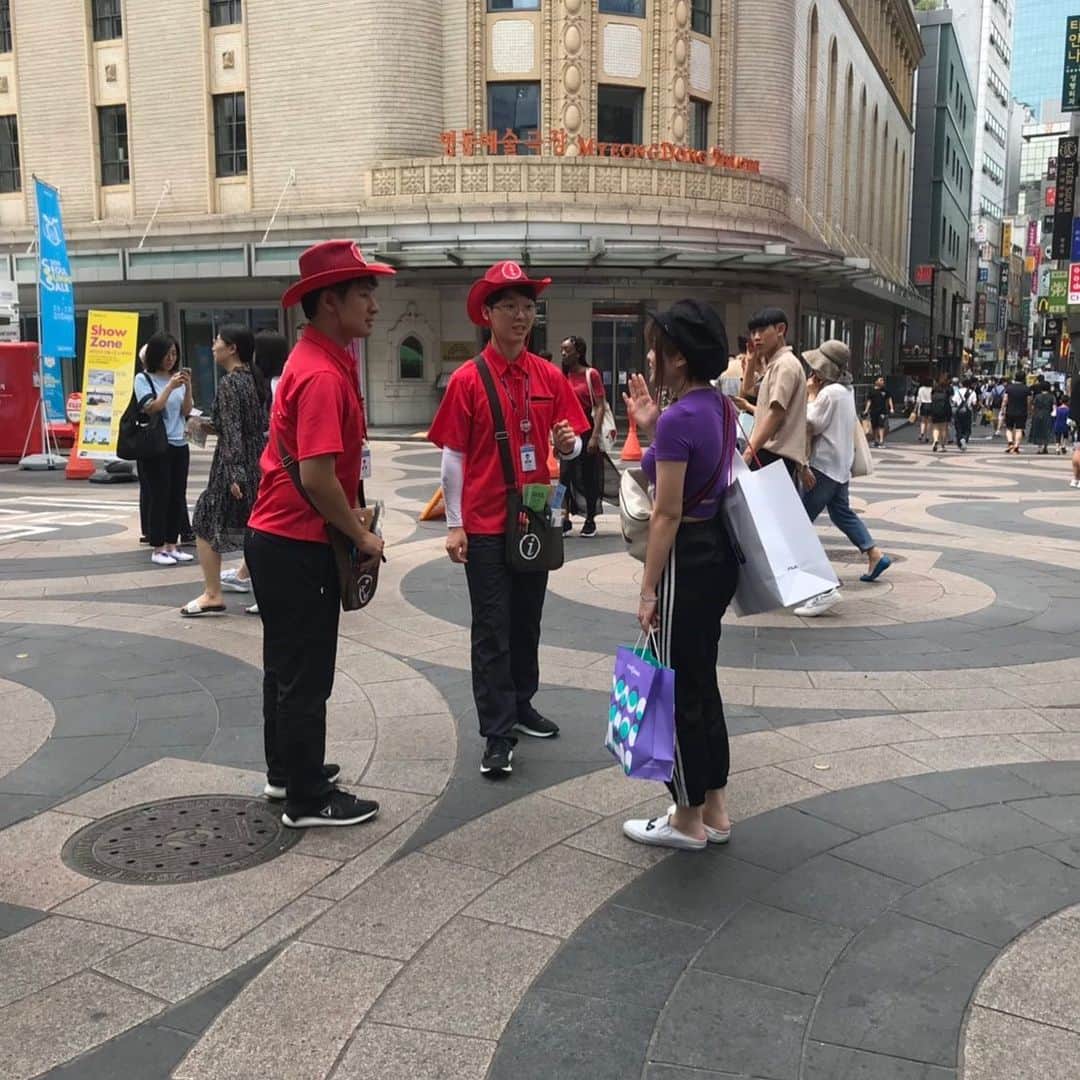 Jia Ju Jiangさんのインスタグラム写真 - (Jia Ju JiangInstagram)「在韓國路上都有這種小紅人 你不管問什麼都會回答的存在 真的很像遊戲裡面的NPC  朋友側拍我在問小紅人奇怪問題」7月20日 2時11分 - misa72600