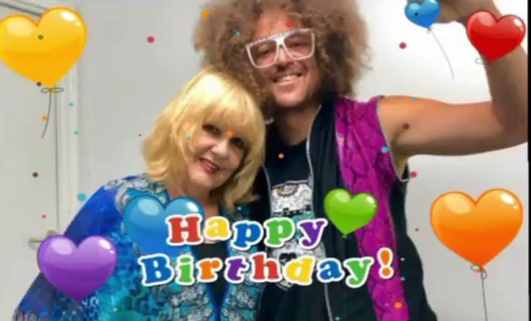 レッドフーのインスタグラム：「Happy Birthday to my one and only, my best friend growing up and creator @momfoo」