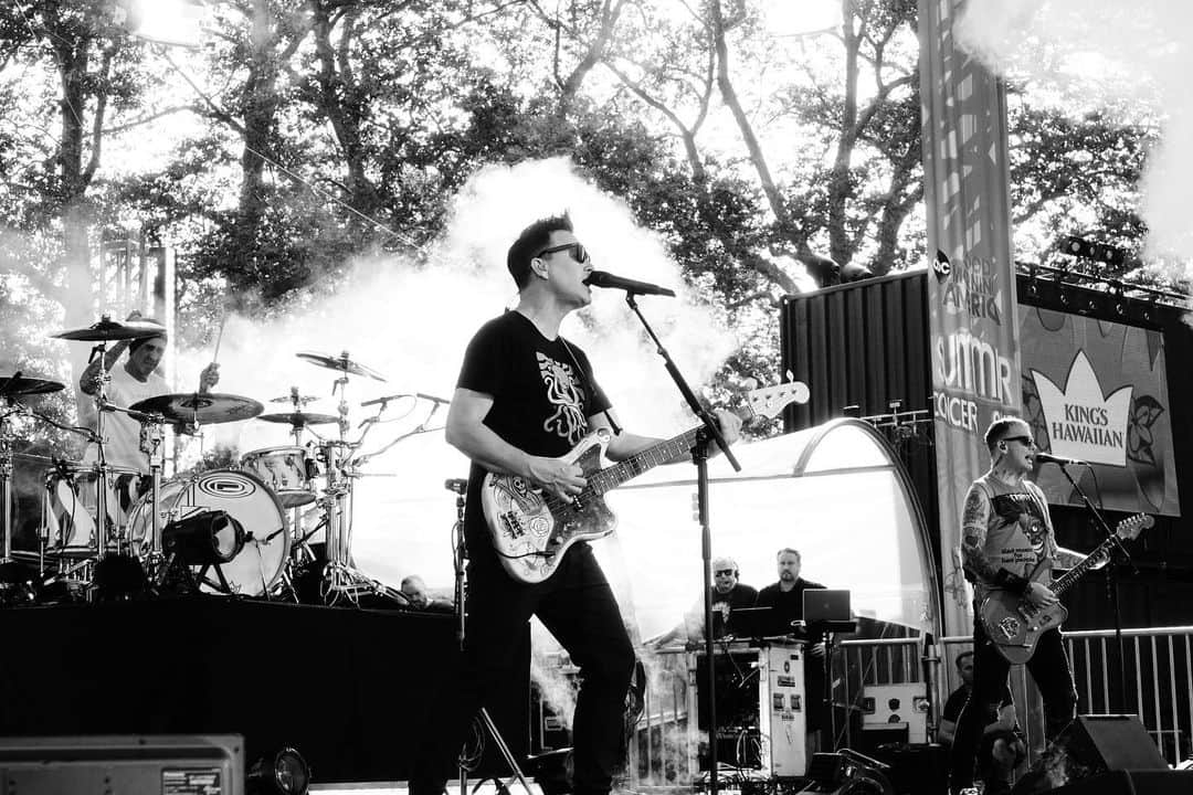 マーク・ホッパスさんのインスタグラム写真 - (マーク・ホッパスInstagram)「Got up at 5:15am to play rock music in Central Park. Thanks for having us @goodmorningamerica!」7月20日 13時13分 - markhoppus