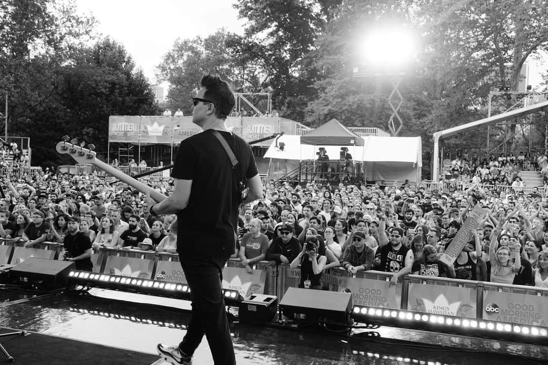 マーク・ホッパスさんのインスタグラム写真 - (マーク・ホッパスInstagram)「Got up at 5:15am to play rock music in Central Park. Thanks for having us @goodmorningamerica!」7月20日 13時13分 - markhoppus