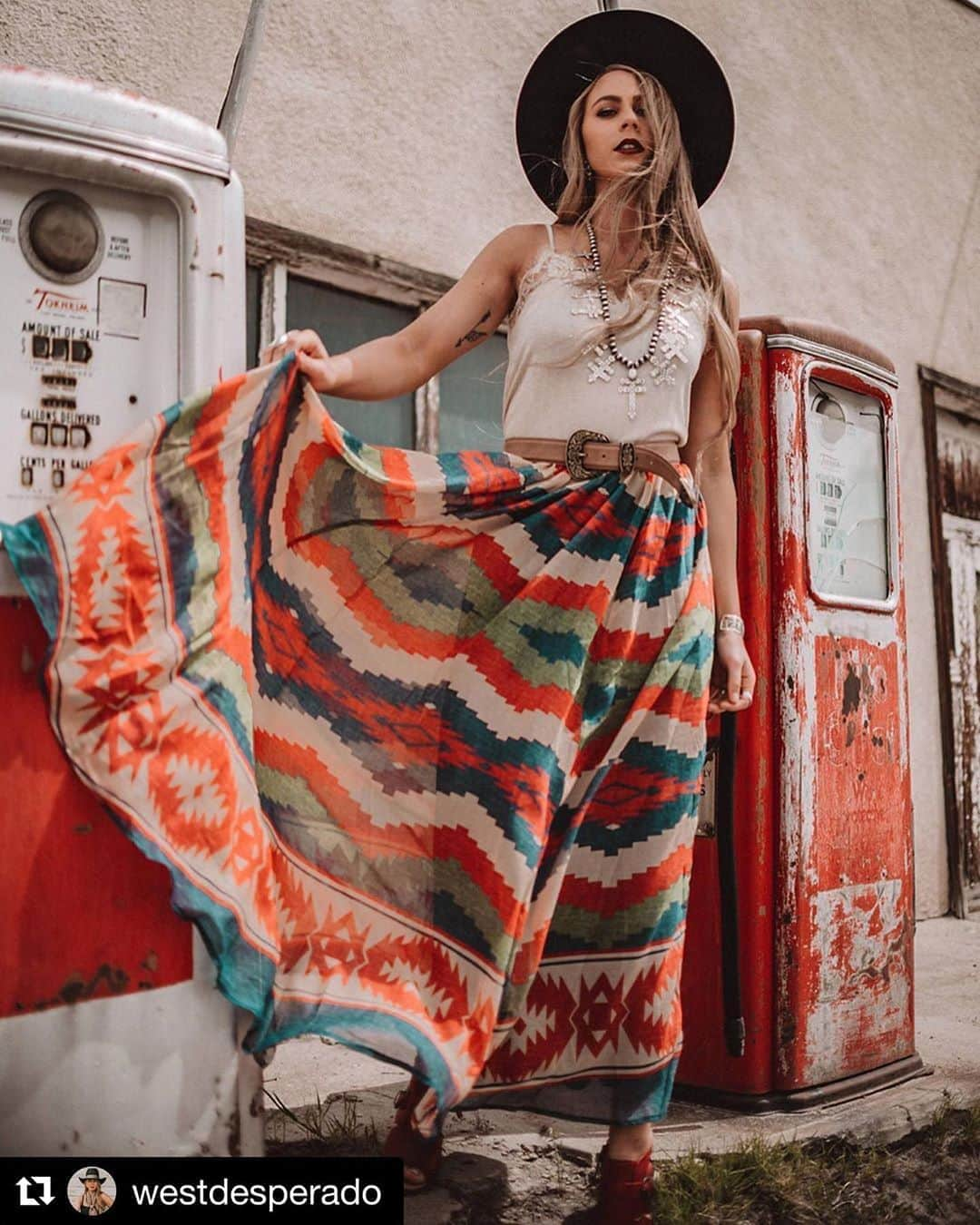 ターシャポリッツィのインスタグラム：「Our current obsession, the Tampico Skirt, is in stores now! 💃🏻 #Repost @westdesperado with @get_repost ・・・ Ever feel like if you wore all the outfits you packed for a vacation in your regular life you’d be a better version of yourself? Because same.. . . Dying over this skirt from @farmhousemarket_tx . Paired a versatile tank from @tinandturquoise and rad necklace from @turquoisenteepees . Wearing Dingo heels from @danpostbootco . 📸 @emily.nicole.photography」