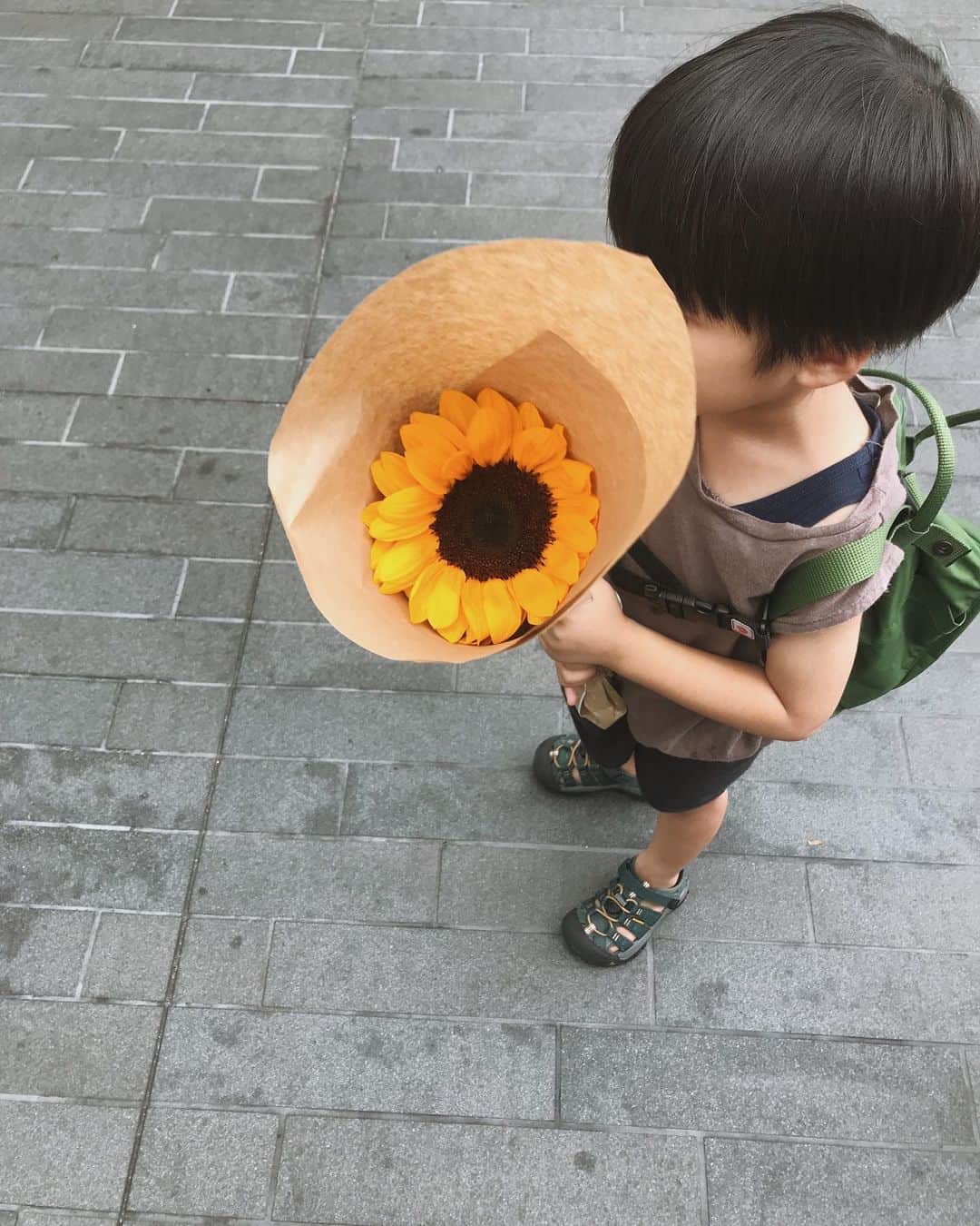 のインスタグラム：「夏休みスタート！ 千葉の実家へ🚃 たった一時間半ほどだけど こどもふたりと大荷物抱えての電車の旅は てんやわんやだわ🌪 このあいだ誕生日を迎えた 千葉のばーば🧓🏼にプレゼントするんだって ばーばの好きなひまわりを🌻 千葉まで折らずに持っていけるかな....」