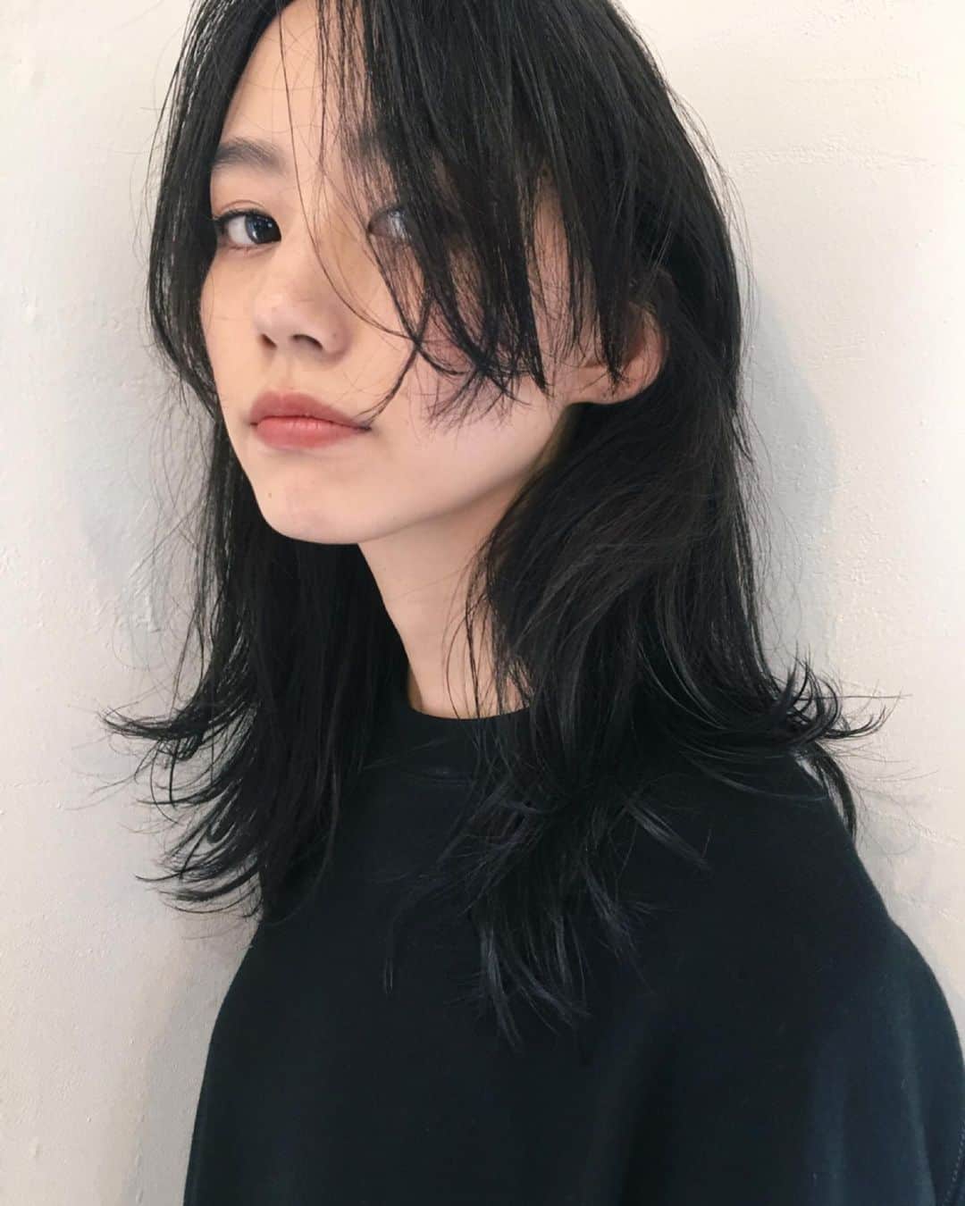 Shiho Sasakiのインスタグラム：「ヘアーのUP見たいです✨と DM等いくつか頂いたので載せますね💈 なんと言ってもcutがポイントで 頬骨を隠すくらいの、やや前下りのバングだよ☝️ #hair#tetro」