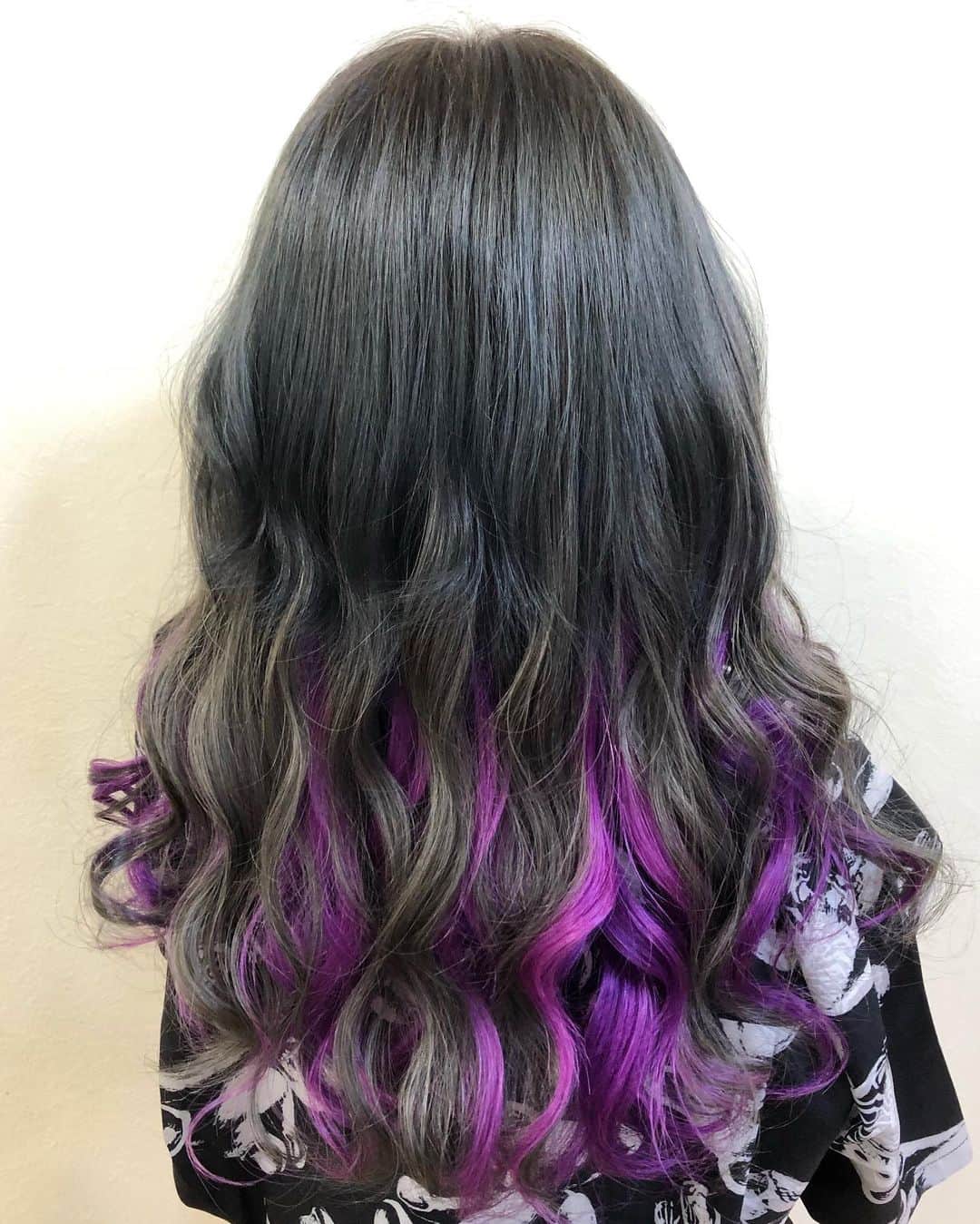 salon PRATiNO(サロンプラチノ)のインスタグラム：「. 💗ボブ→ロング・エクステ💗. . 元々はボブヘアでインナーがムラサキ💜 全体にエクステを付けてこんなに馴染みました💜 プラチノではエクステも取り扱っているので 短い髪型に飽きてしまってロングにしたいな、 量を増やしてスタイリングしやすくしたい、 などお考えの方は是非相談に来てください💜💜 . . 【CLAVIS PRATINO】 ◇月曜日～土曜日 11:00～20:00 ◇日曜日 11:00～18:00 ※時間外はお問い合わせください。 愛知県名古屋市中区錦3-4-19石垣ビル７Ｆ ☎︎052-962-7017 . . #hairstyle #hair #cornrow #clavispratino #pratino #hairsalon #FIBREPLEX #nagoya #haircolor #love #特殊ヘア #ブラックヘア  #コーンロウ #ブレイズ  #派手髪 #ヘアカラー  #外国人風カラー#バレイヤージュ #グラデーション  #美容室 #ヘアサロン #クラビスプラチノ #名古屋 #栄 #錦」