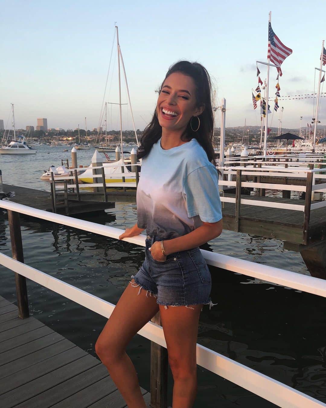 クロエ・ブリッジスのインスタグラム：「Forgot about instagram for awhile cause I’ve been living a beach life. But hi just checking in to say that I’m alive and I’m growing beachier by the day. A little worried that soon I’ll travel exclusively by water and say things like “ahoy!” non-ironically but luckily we’re not quite there yet」