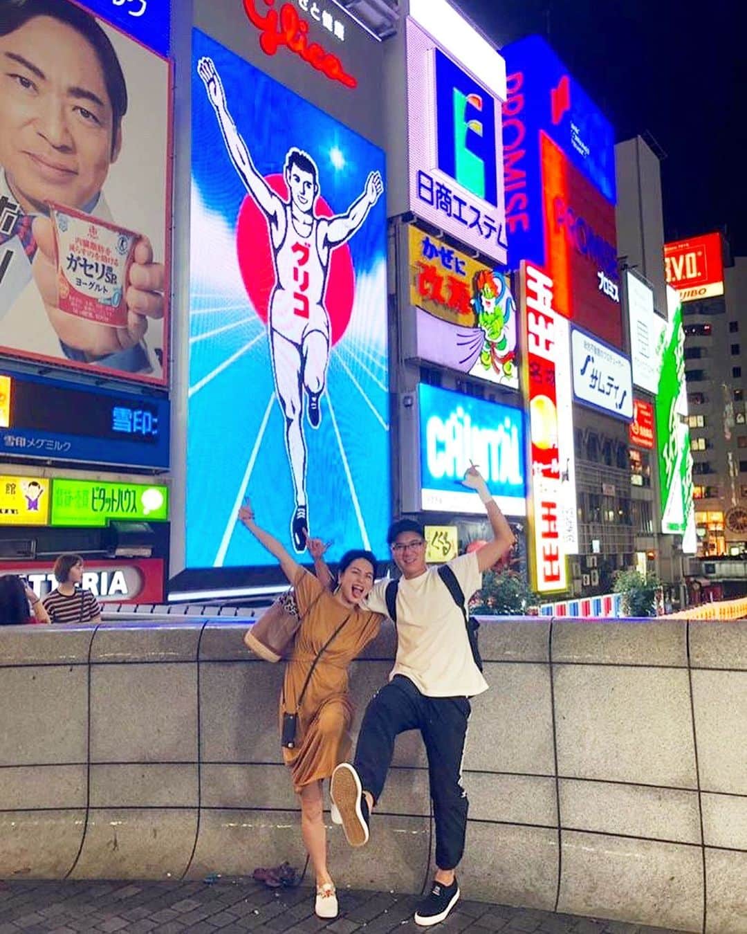 桃生亜希子のインスタグラム：「大阪に来ています。 バリに住む幼なじみのかほ @kahojo が偶然にも近くにいて合流🥂🙌 "glicoで写真撮ろう"となって、えーと思ったけれど、撮ったらすごく楽しかった。笑 #大阪楽しい #偶然にもほどがある #miracle」
