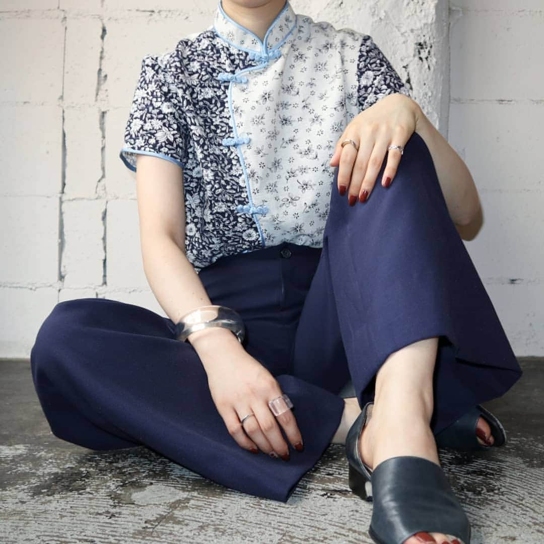 吉祥寺 古着屋 Orfeoのインスタグラム：「Flower Pattern China Blouse  #orfeo #kichijoji #tokyo #vintage #used #fashion #coordinate #outfit #オルフェオ #吉祥寺 #東京 #古着 #古着屋 #ヴィンテージ #ユーズド #ファッション #コーディネート  掲載商品のお問い合わせはメールにて承っております。コメント、DMでのお問い合わせは受け付けておりませんのでご了承ください。」