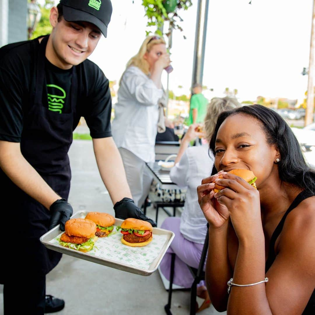 SHAKE SHACKさんのインスタグラム写真 - (SHAKE SHACKInstagram)「Shack fans can rest easy tonight... We finally made it to the Big Easy! ⚜️ Our first New Orleans-area Shack officially opened today in Metairie. 🙌 Peep our Story for a look at the new digs + head to 3501 Veterans Memorial Blvd. to scope it out for yourself! #shakeshack」7月20日 12時07分 - shakeshack