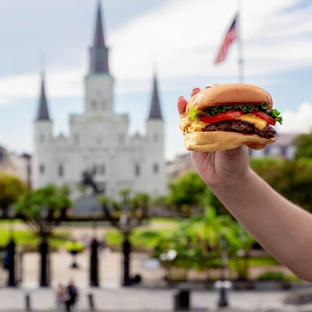 SHAKE SHACKさんのインスタグラム写真 - (SHAKE SHACKInstagram)「Shack fans can rest easy tonight... We finally made it to the Big Easy! ⚜️ Our first New Orleans-area Shack officially opened today in Metairie. 🙌 Peep our Story for a look at the new digs + head to 3501 Veterans Memorial Blvd. to scope it out for yourself! #shakeshack」7月20日 12時07分 - shakeshack