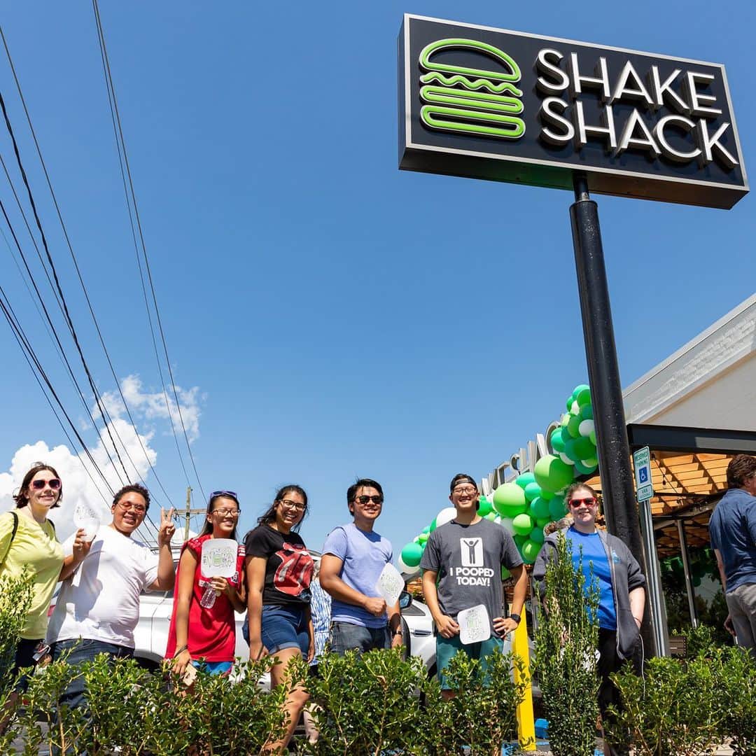 SHAKE SHACKさんのインスタグラム写真 - (SHAKE SHACKInstagram)「Shack fans can rest easy tonight... We finally made it to the Big Easy! ⚜️ Our first New Orleans-area Shack officially opened today in Metairie. 🙌 Peep our Story for a look at the new digs + head to 3501 Veterans Memorial Blvd. to scope it out for yourself! #shakeshack」7月20日 12時07分 - shakeshack