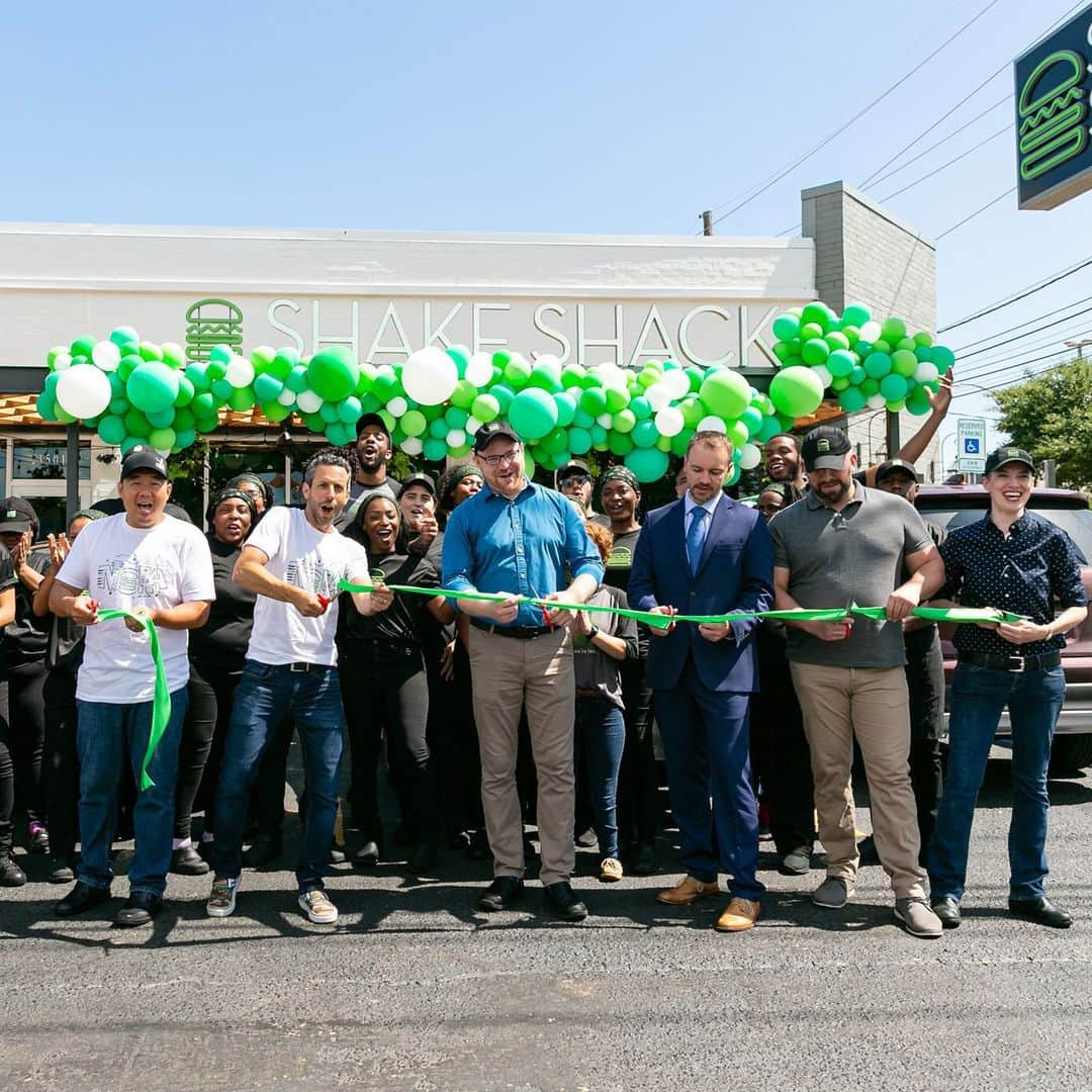 SHAKE SHACKさんのインスタグラム写真 - (SHAKE SHACKInstagram)「Shack fans can rest easy tonight... We finally made it to the Big Easy! ⚜️ Our first New Orleans-area Shack officially opened today in Metairie. 🙌 Peep our Story for a look at the new digs + head to 3501 Veterans Memorial Blvd. to scope it out for yourself! #shakeshack」7月20日 12時07分 - shakeshack