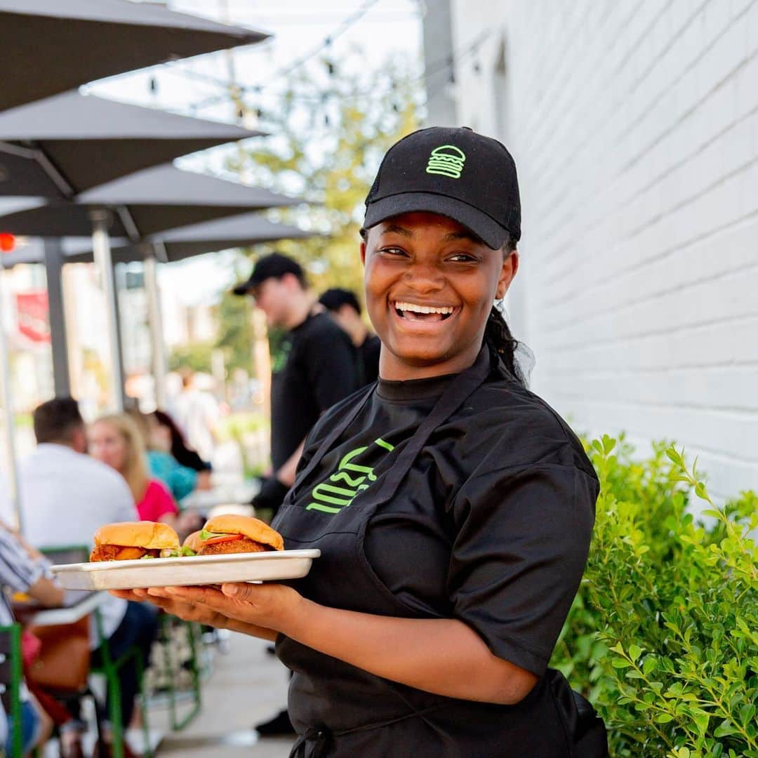 SHAKE SHACKさんのインスタグラム写真 - (SHAKE SHACKInstagram)「Shack fans can rest easy tonight... We finally made it to the Big Easy! ⚜️ Our first New Orleans-area Shack officially opened today in Metairie. 🙌 Peep our Story for a look at the new digs + head to 3501 Veterans Memorial Blvd. to scope it out for yourself! #shakeshack」7月20日 12時07分 - shakeshack