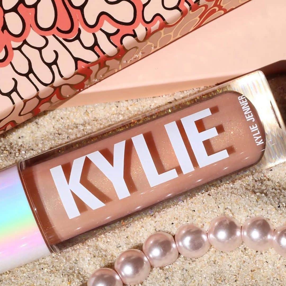 Kylie Cosmeticsさんのインスタグラム写真 - (Kylie CosmeticsInstagram)「YOU ARE THE SUN ☀️ our beautiful new high gloss from our #UnderTheSea Summer Collection 🧜‍♀️ perfect to wear alone or to top your favorite lippie 💋 @pink4passions」7月20日 12時08分 - kyliecosmetics