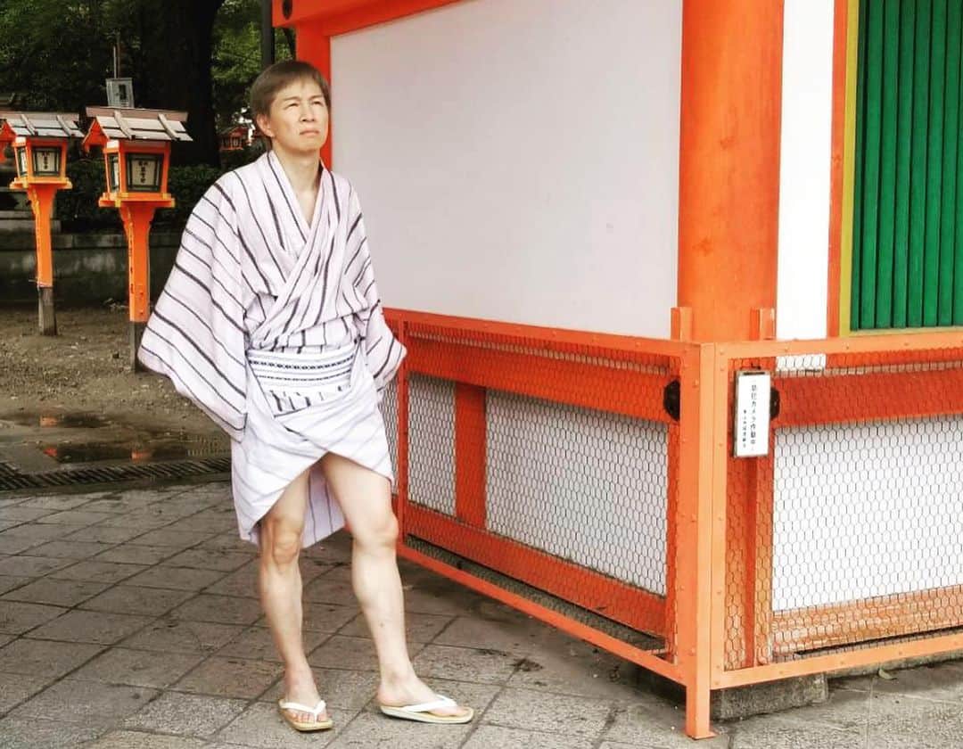 アキ（荒木良明）さんのインスタグラム写真 - (アキ（荒木良明）Instagram)「祇園さんに守っていただいて、この夏を元気に務めさせてもらってます🤗  #祇園さん #八坂神社 #kyoto  #gion #comedian #yasakajinjya #吉本新喜劇アキ #yoshimotoshinkigekiaki #浴衣men #僕にできること #お客さんに楽しんでもらえるように」7月20日 12時09分 - mizutamareppuaki
