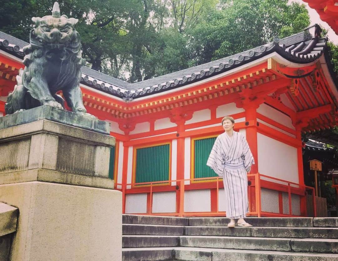 アキ（荒木良明）さんのインスタグラム写真 - (アキ（荒木良明）Instagram)「祇園さんに守っていただいて、この夏を元気に務めさせてもらってます🤗  #祇園さん #八坂神社 #kyoto  #gion #comedian #yasakajinjya #吉本新喜劇アキ #yoshimotoshinkigekiaki #浴衣men #僕にできること #お客さんに楽しんでもらえるように」7月20日 12時09分 - mizutamareppuaki