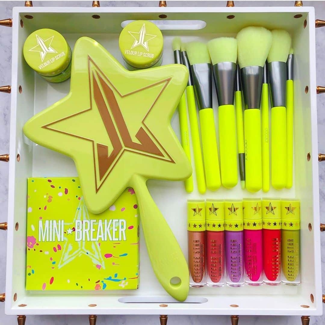 Jeffree Star Cosmeticsさんのインスタグラム写真 - (Jeffree Star CosmeticsInstagram)「Thank you for such an incredible day everyone!!! 💚 Mystery Boxes have already begun shipping all day long! #jeffreestarcosmetics #minibreaker photo by: @unicorn._.vanity」7月20日 12時10分 - jeffreestarcosmetics