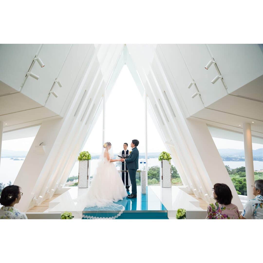 H.I.S. ウェディング（エイチ・アイ・エス）さんのインスタグラム写真 - (H.I.S. ウェディング（エイチ・アイ・エス）Instagram)「* * #沖縄 #空と海の教会 * 古宇利島の高台にできた空と海の教会☁︎☀︎ 美しい橋からの景色も絶景です！ * * 🌴🌴🌴ハワイ航空券プレゼント！開催中🌴🌴🌴 @his_weddingをフォローして、34個前の青い画像をリポストして参加してね。 #ハワイウェディングはHIS #ハワイ挙式 #プレゼント企画 この3つのハッシュタグをつけて投稿してください。 一緒に行きたい人の@も入れてみてね！ 抽選で航空券、旅行券があたります！ 詳細はHPからご覧ください。 🔸 HISは同行者様のご旅行もサポートしております✈️ この機会にお申し込みいただくと新郎新婦様にも同行者様にも嬉しい特典をご用意しております😊💕 🔸 #2020年商品発売開始 #hisウェディング #沖縄ウェディング  #海外挙式 #海外ウェディング #帰国後パーティー #結婚式準備 #プレ花嫁 #沖縄旅行 #marry花嫁 #maricuruアドバイザー #日本中のプレ花嫁さんと繋がりたい #2019夏婚 #2019秋婚 #2019冬婚 #2020春婚 #プロポーズ #ウェディングレポ #his卒花 #古宇利島 #海外挙式準備 #お披露目パーティー #空と海の教会his」7月20日 12時10分 - his_wedding