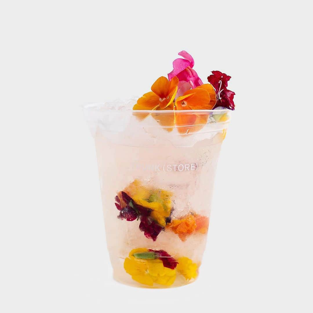 TRUNK(HOTEL)さんのインスタグラム写真 - (TRUNK(HOTEL)Instagram)「夏限定のレモンベースのソフトドリンク「Edible Flower Drink (エディブルフラワードリンク)」が登場！ 障害福祉多機能型事務所「NPO法人歩実」にて無添加、無農薬で丁寧に育てられた食べられるお花（エディブルフラワー）を使った色鮮やかな花々の豊かな香りとレモンの爽快感を楽しめるサマードリンク。 パンジーがベースの”Ohana Julep”、ローズがベースの”Rose Lemon”の2種をご用意。 ⠀⠀⠀⠀⠀⠀⠀⠀⠀ ■提供期間：7月10日ー9月30日 TRUNK(STORE)でお待ちしています！ ⠀⠀⠀⠀⠀⠀⠀⠀⠀ ⠀⠀⠀⠀⠀⠀⠀⠀⠀ ⠀⠀⠀⠀⠀⠀⠀⠀⠀ #trunkhotel #ブティックホテル #boutiquehotel #trunkstore #summer #drink #ドリンク #夏 #shibuya #omotesando #jingumae」7月20日 12時12分 - trunkhotel_catstreet