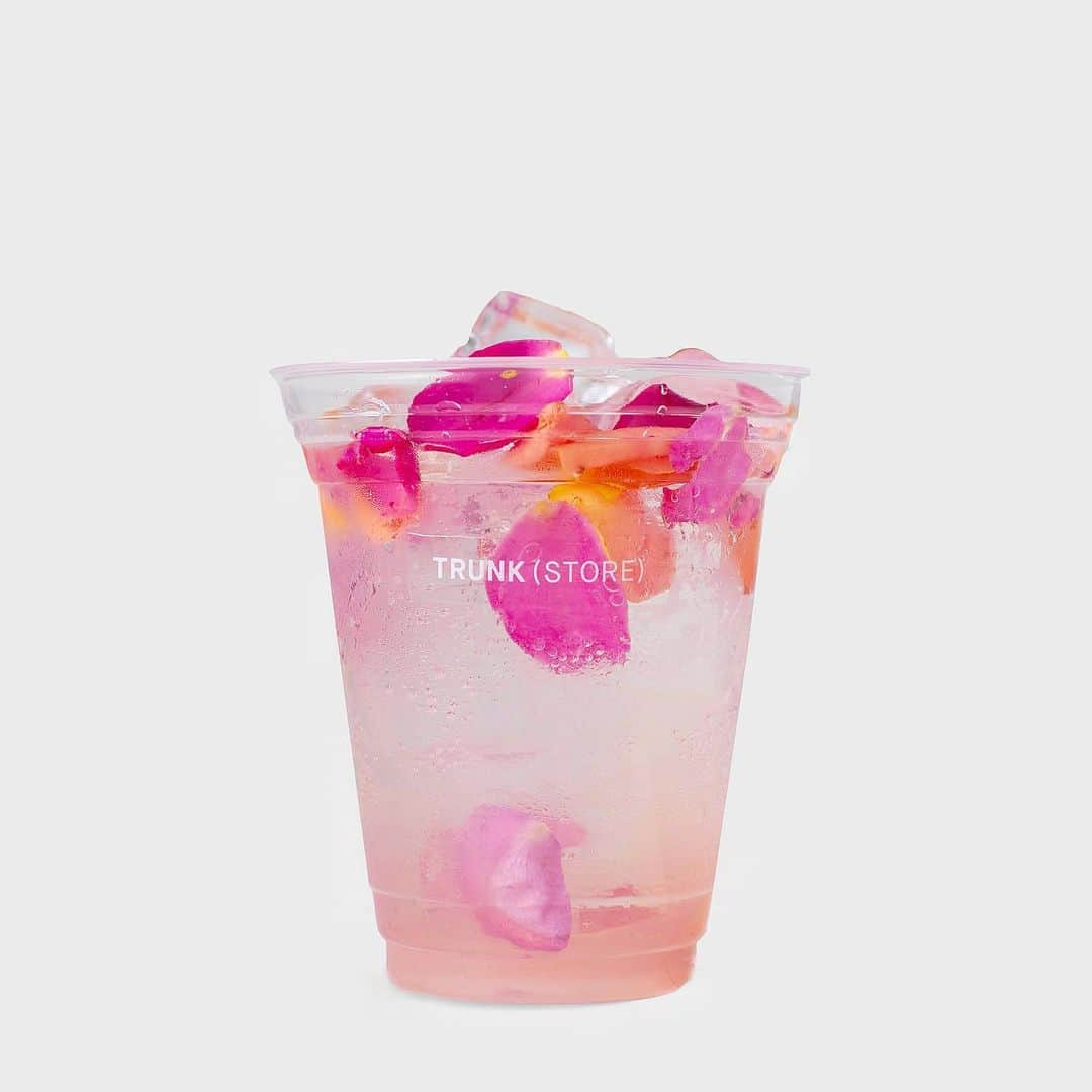 TRUNK(HOTEL)さんのインスタグラム写真 - (TRUNK(HOTEL)Instagram)「夏限定のレモンベースのソフトドリンク「Edible Flower Drink (エディブルフラワードリンク)」が登場！ 障害福祉多機能型事務所「NPO法人歩実」にて無添加、無農薬で丁寧に育てられた食べられるお花（エディブルフラワー）を使った色鮮やかな花々の豊かな香りとレモンの爽快感を楽しめるサマードリンク。 パンジーがベースの”Ohana Julep”、ローズがベースの”Rose Lemon”の2種をご用意。 ⠀⠀⠀⠀⠀⠀⠀⠀⠀ ■提供期間：7月10日ー9月30日 TRUNK(STORE)でお待ちしています！ ⠀⠀⠀⠀⠀⠀⠀⠀⠀ ⠀⠀⠀⠀⠀⠀⠀⠀⠀ ⠀⠀⠀⠀⠀⠀⠀⠀⠀ #trunkhotel #ブティックホテル #boutiquehotel #trunkstore #summer #drink #ドリンク #夏 #shibuya #omotesando #jingumae」7月20日 12時12分 - trunkhotel_catstreet