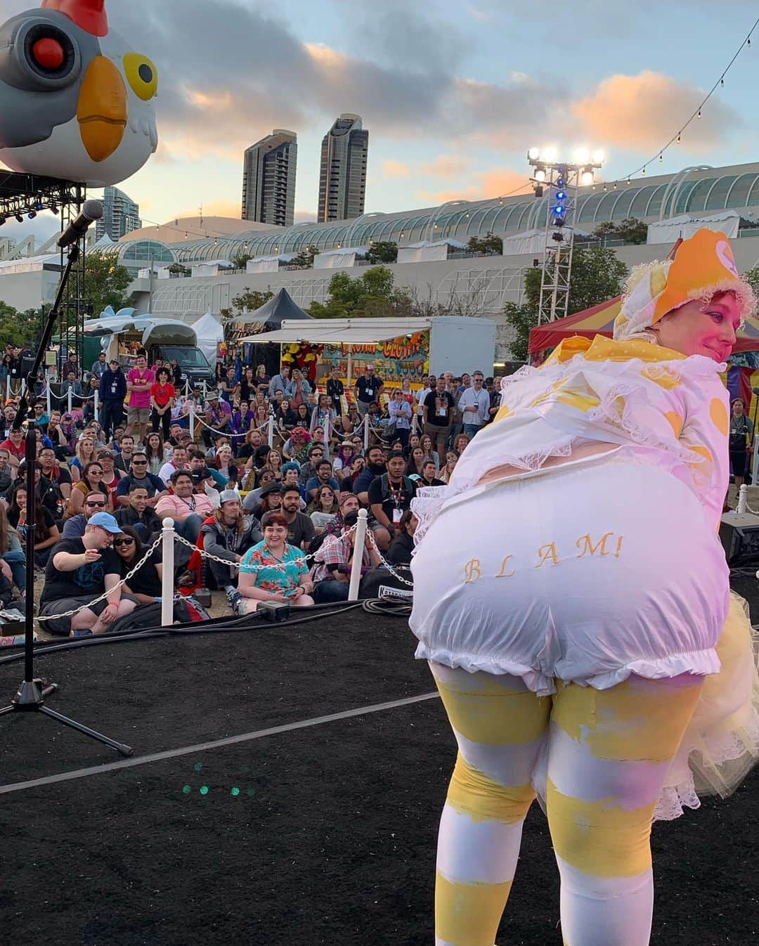 ブレッキン・メイヤーさんのインスタグラム写真 - (ブレッキン・メイヤーInstagram)「Comic Con Cosplay Costume Contest...OR a lot of alliteration from anxious actor announcing afternoon activities. #PickleRick #BitchPudding」7月20日 12時17分 - breckinmeyer