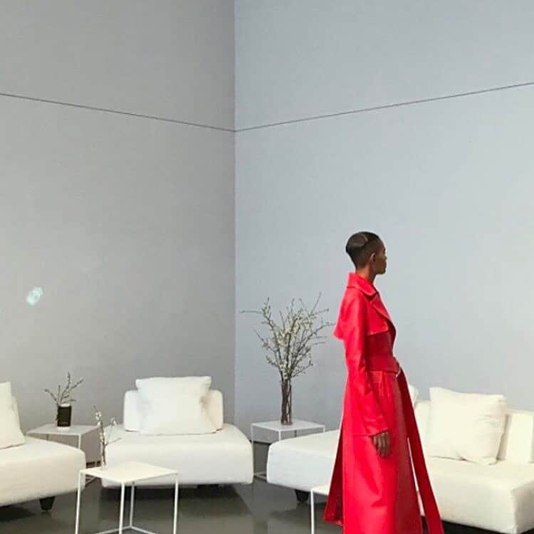 のインスタグラム：「After 15 years, Derek Lam will discontinue the luxury Collection launched in 2003 to focus on Derek Lam 10 Crosby. "It has been a terrific run. Thank you for all the support, kindness and generosity to the fashion community, those that worked along side me and especially the clients who have been so enthusiastic and loyal thru the years" @thedereklam said.  #FBF to #DerekLam Red Leather Trench #Fall2017」
