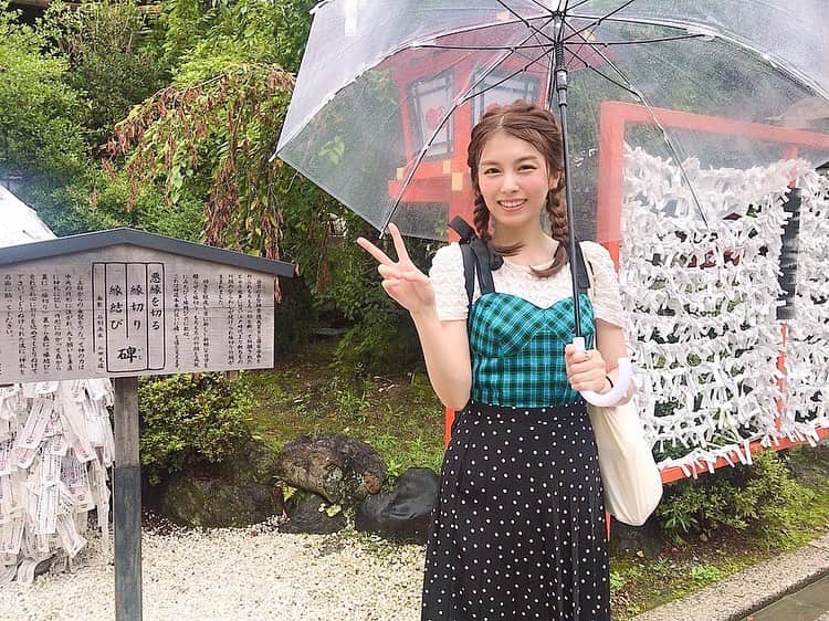 のインスタグラム：「#安井金比羅宮 ここは縁切り神社として有名で、悪縁を切って良縁を呼び込むとのこと。 前に一度行ったとこがあって、お参りした翌月から凄く運気がよくなって、感動した神社⛩お礼参りも行けてなかったから、行きたかったんだけど東京ー京都だから「今から行ってくるー!!」っていうノリではなかなか行けなくて、今回関西に行く機会があったので、朝めちゃめちゃ早起きしていってきました💗 #シャルコン メンバーも誘ったら一緒にいってくれてるってなって雨だけど行けて本当に良かった😹 何においてもタイミングって大切だと思うんだけど、きっと神様が今行く時期なんだよって言ってくれたんだなぁ〜って感じました😋✨ #神社 #京都 #縁切り神社 #縁切り神社からの縁結び神社 #ご利益 #悪縁 #縁結び #良縁 #祇園四条 #河原町 #kyoto」